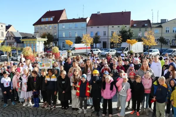 Mali odkrywcy na grodziskim rynku – dzieci z Dwójki poznawały zawody