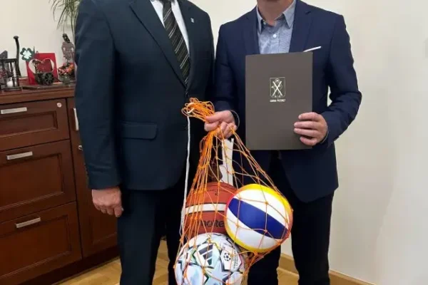 Wójt Przemętu z wizytą w Rakoniewicach przed otwarciem Orlika