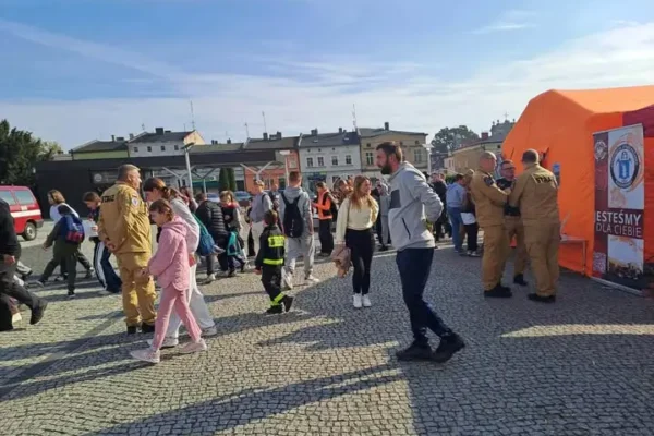 Rakoniewice: Krajowy Trening Rodzinny na Rynku z udziałem strażaków i policji